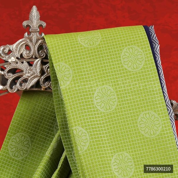 Green Saree With Black Border - Image 2