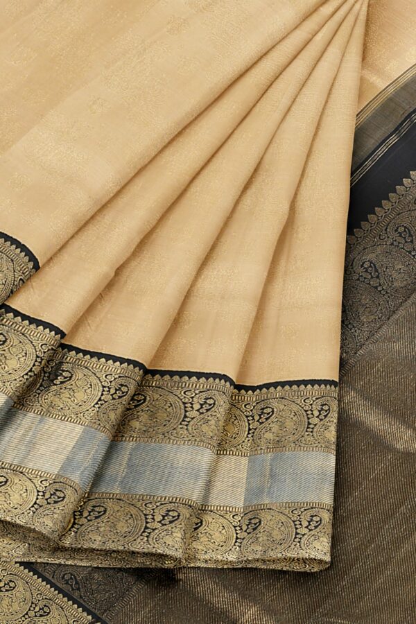 Half White saree with Black Border - Image 4