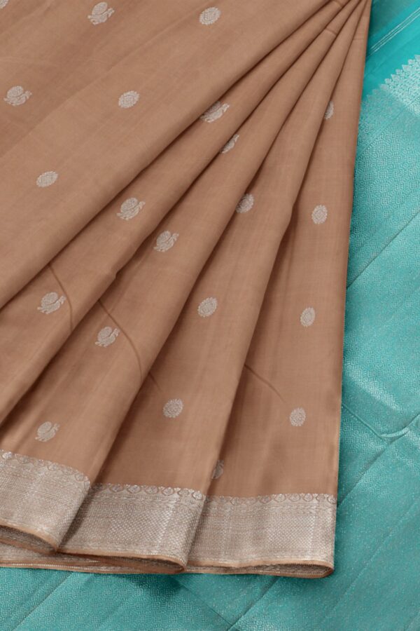 Light brown saree with turquoise blue border - Image 4
