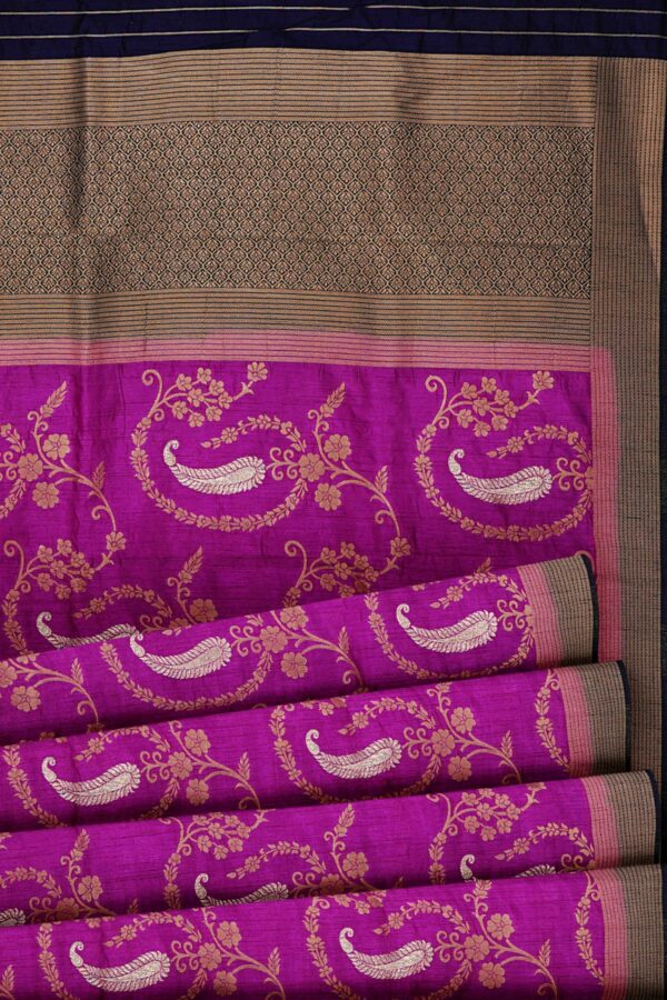 Purple saree with golden dark blue border - Image 4