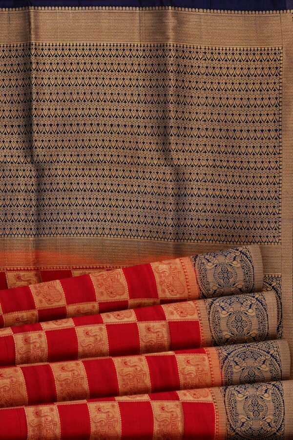 Red checked saree with dark blue border - Image 4