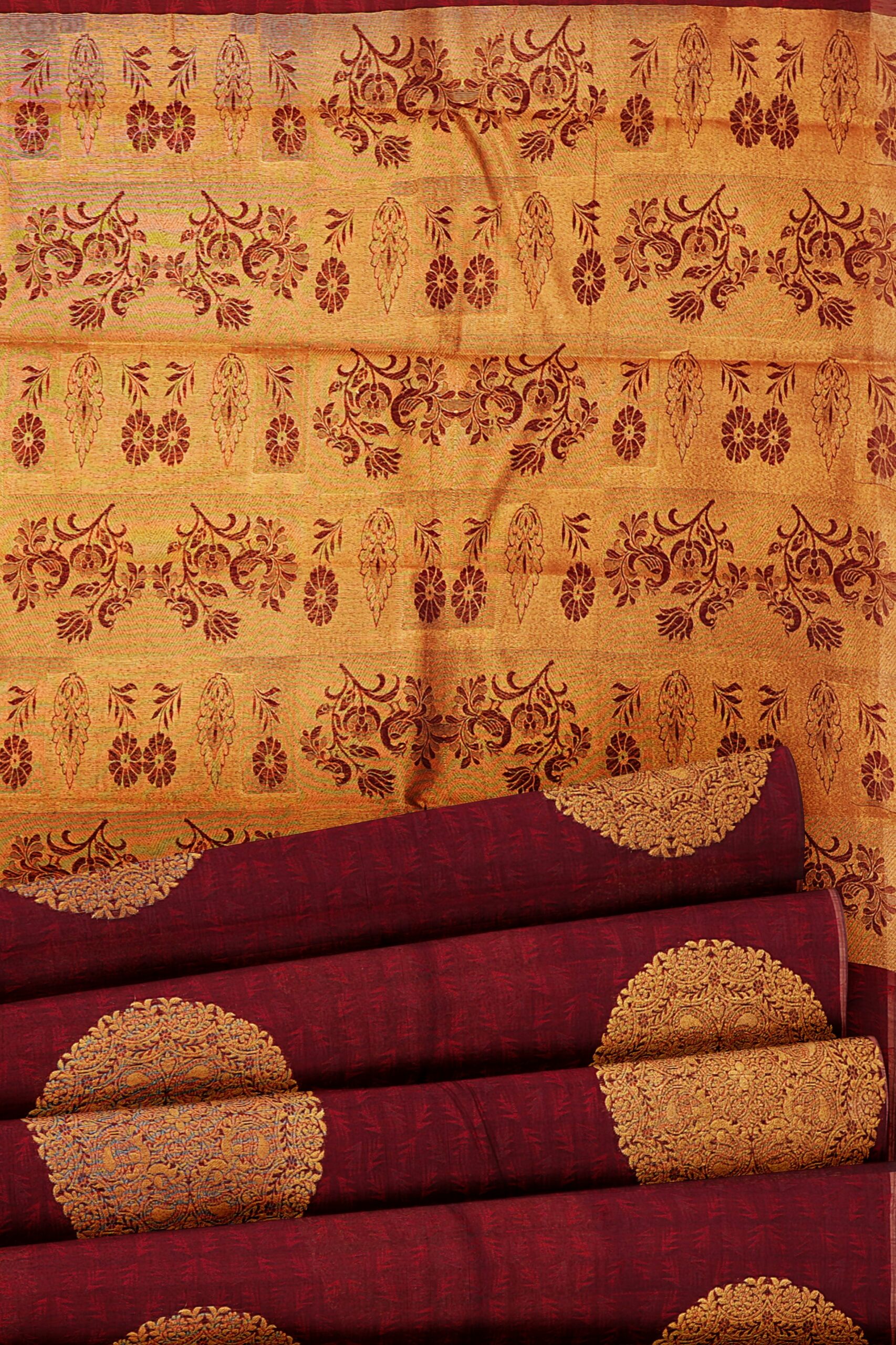 Maroon saree with maroon border - Image 4