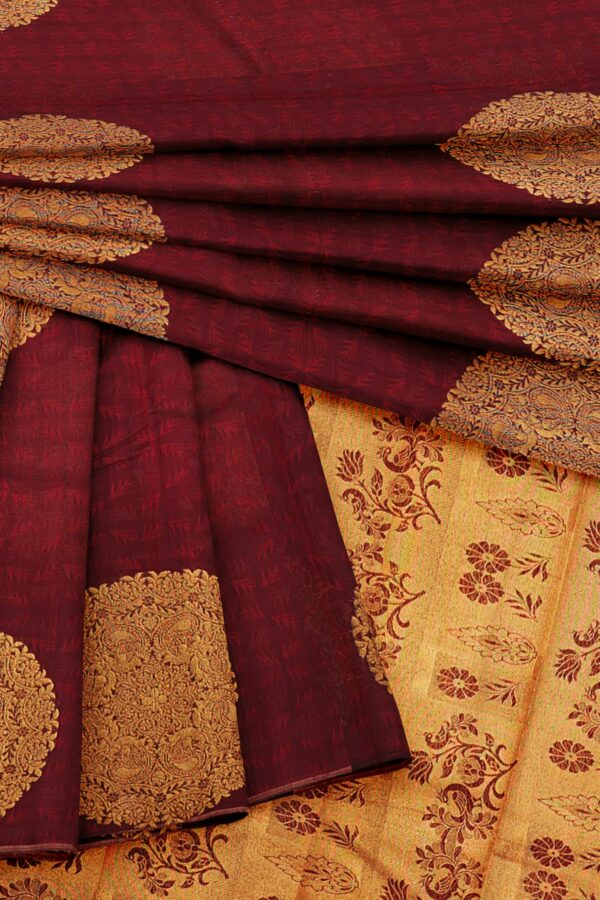 Maroon saree with maroon border - Image 5