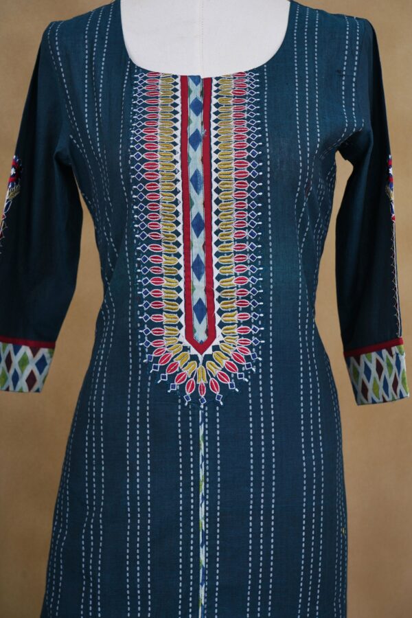 Dark blue stripe tp with maroon bottom and maroon shawl kurti - Image 3