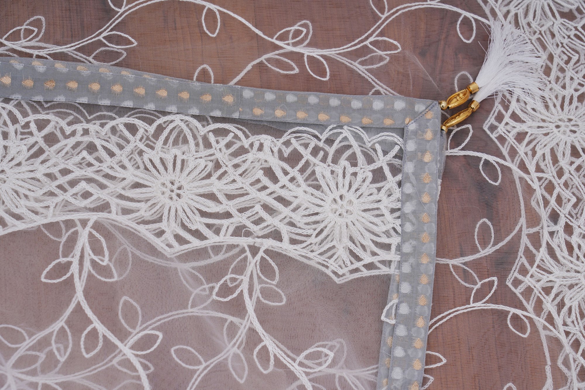 Light grey top with white bottom and netted shawl kurti - Image 4