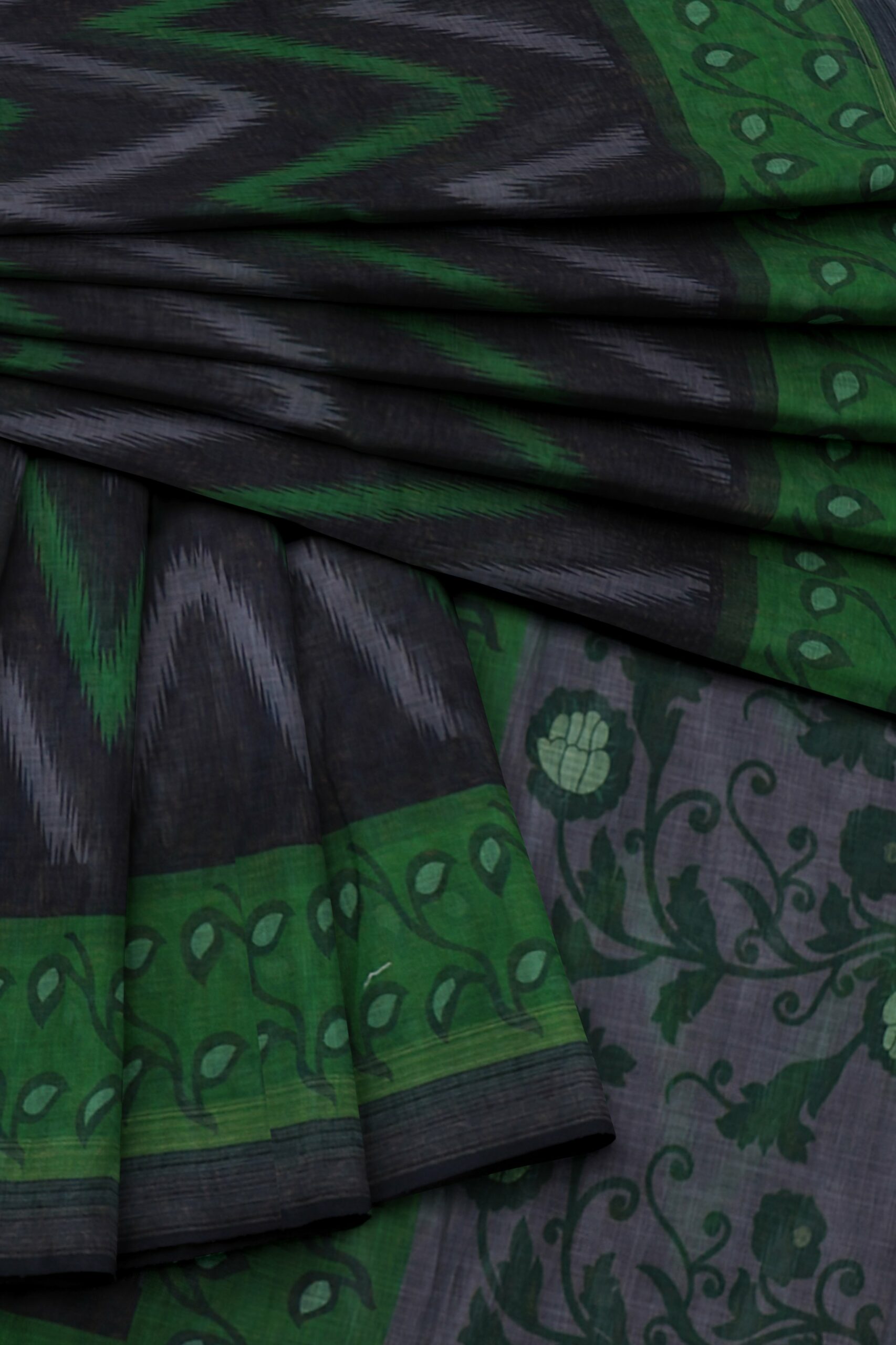 Black saree with dark green border - Image 5