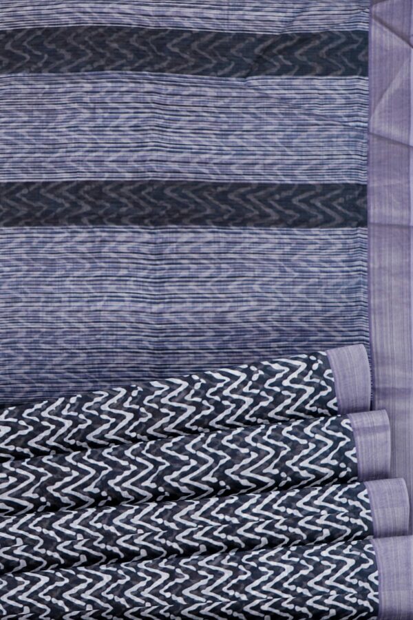 Black saree with light purple border - Image 4