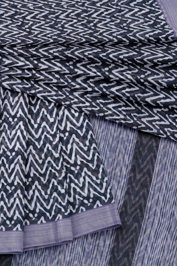 Black saree with light purple border - Image 5
