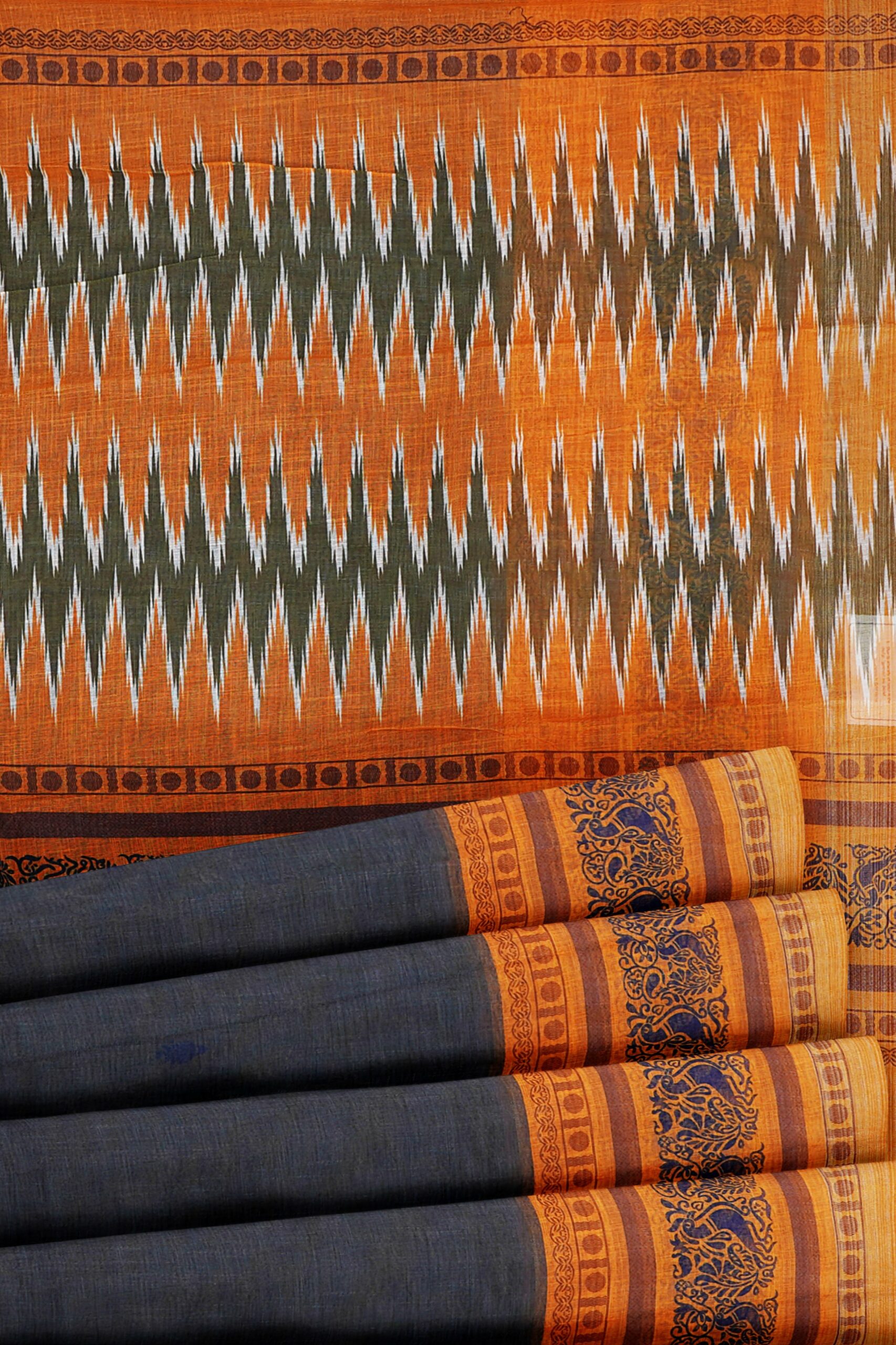 Grey saree with yellow border - Image 4