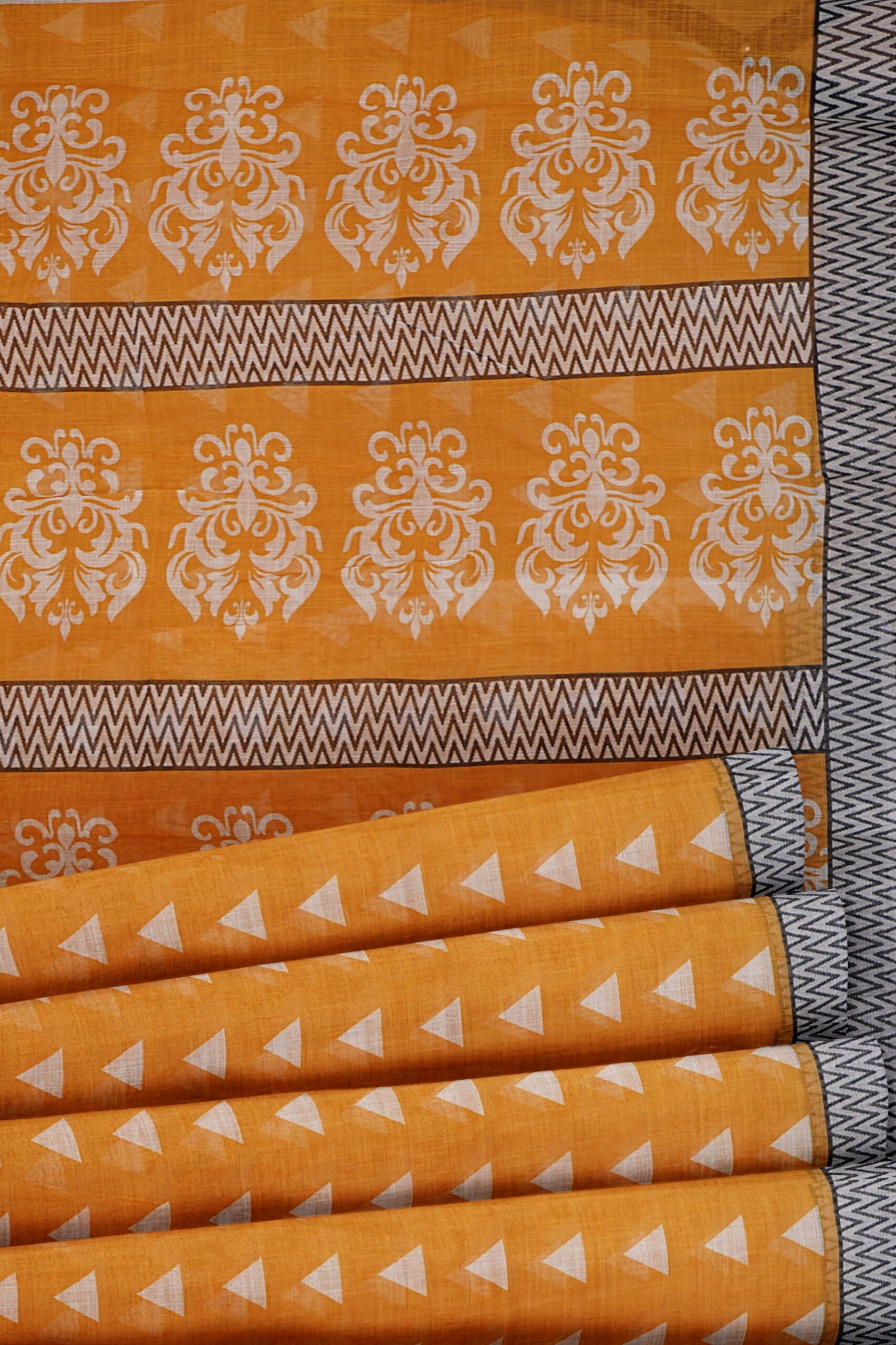 Yellow saree with white border - Image 4