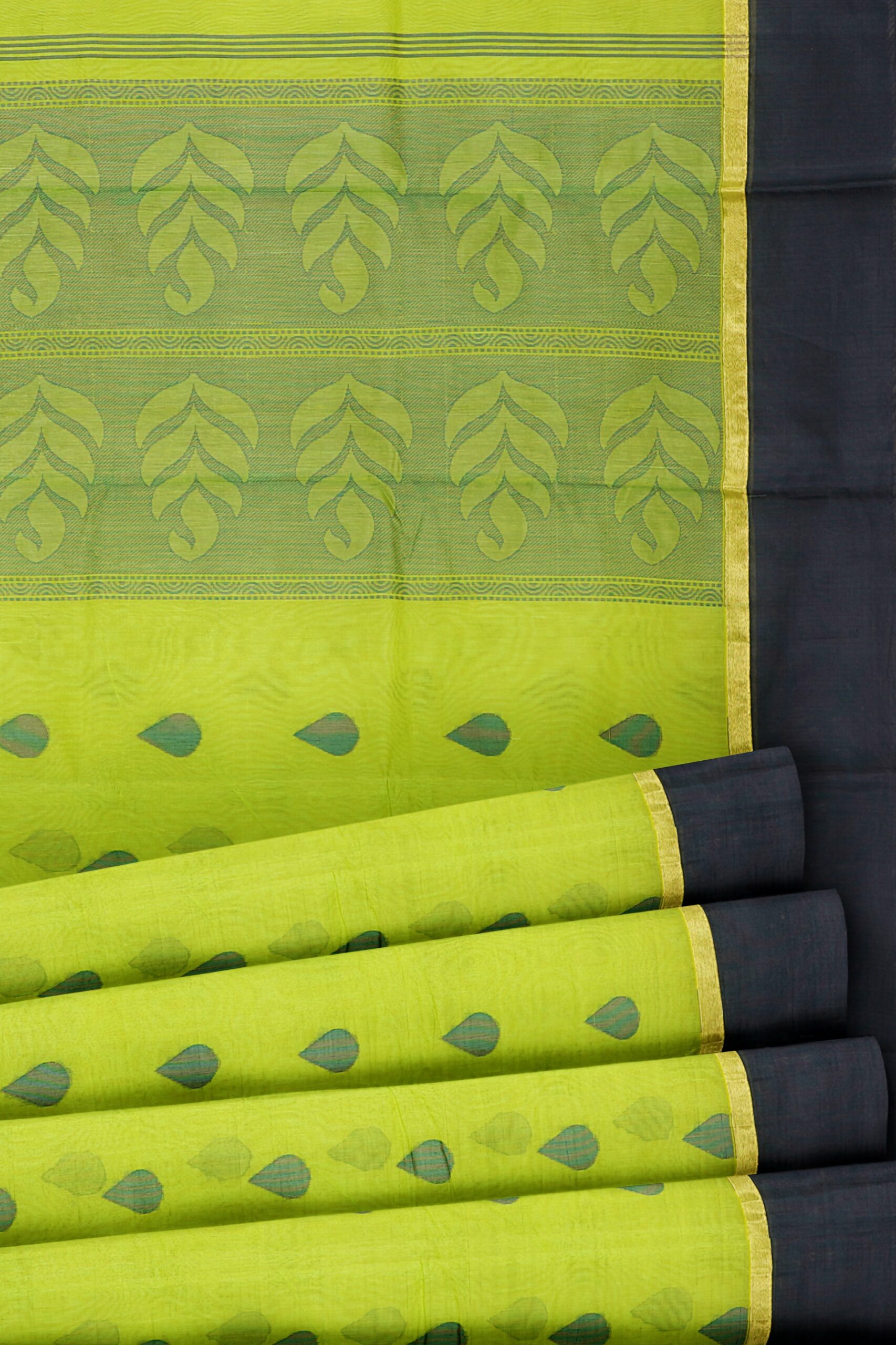 Parrot green saree with dark green border - Image 4