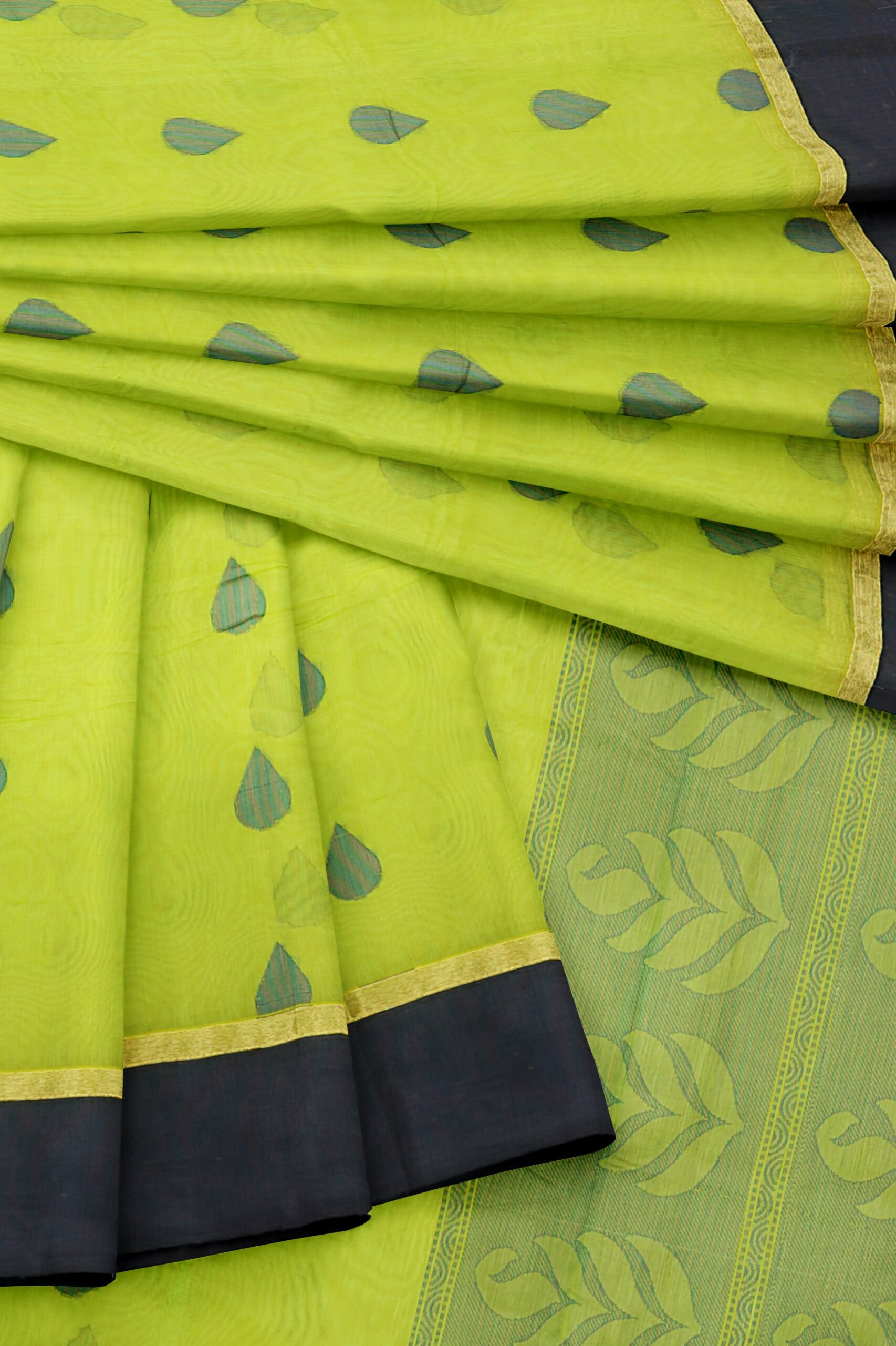 Parrot green saree with dark green border - Image 5