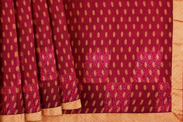 Red saree with golden colour border - Image 4