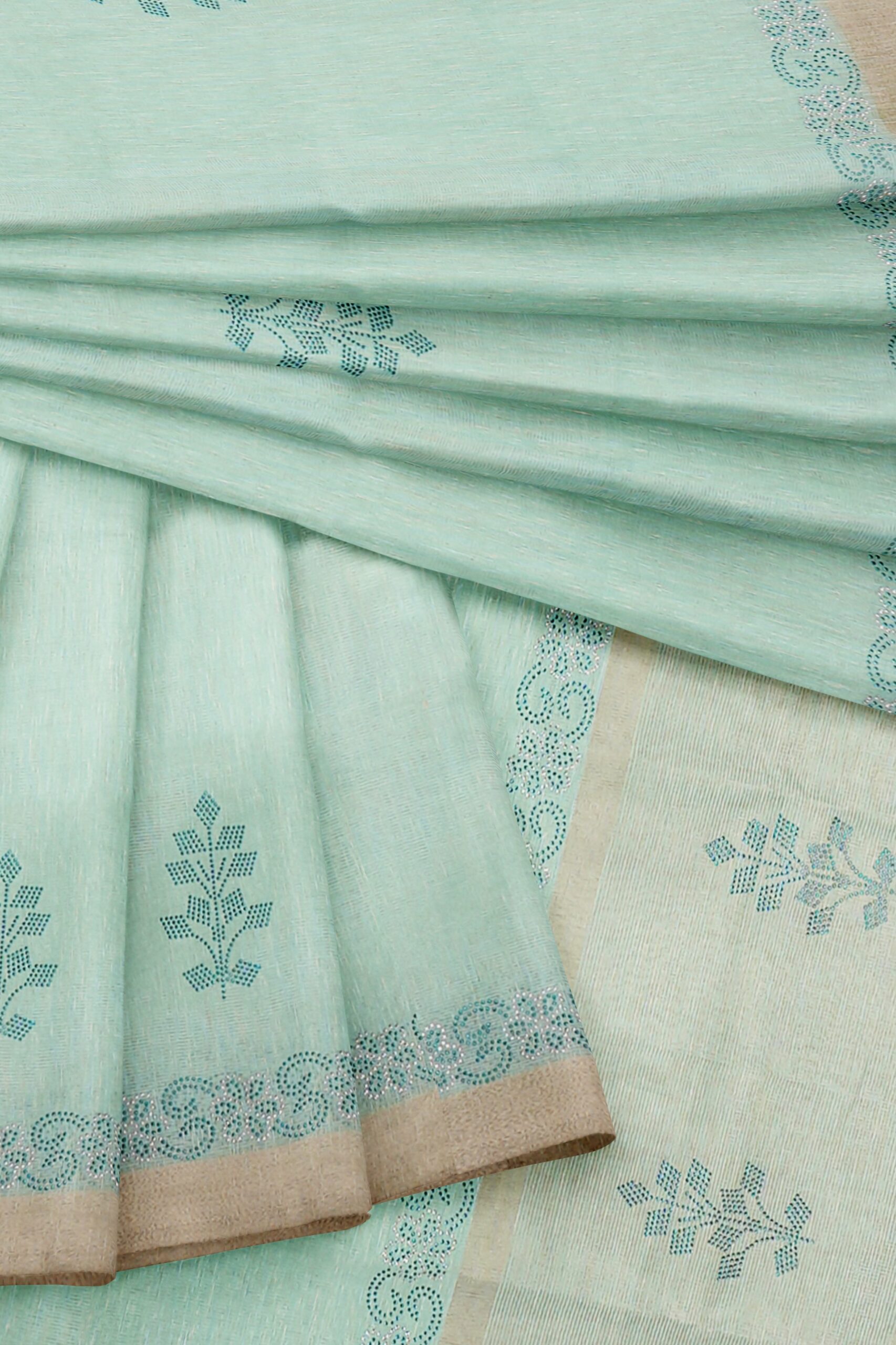 Light green saree with golden colour border - Image 5