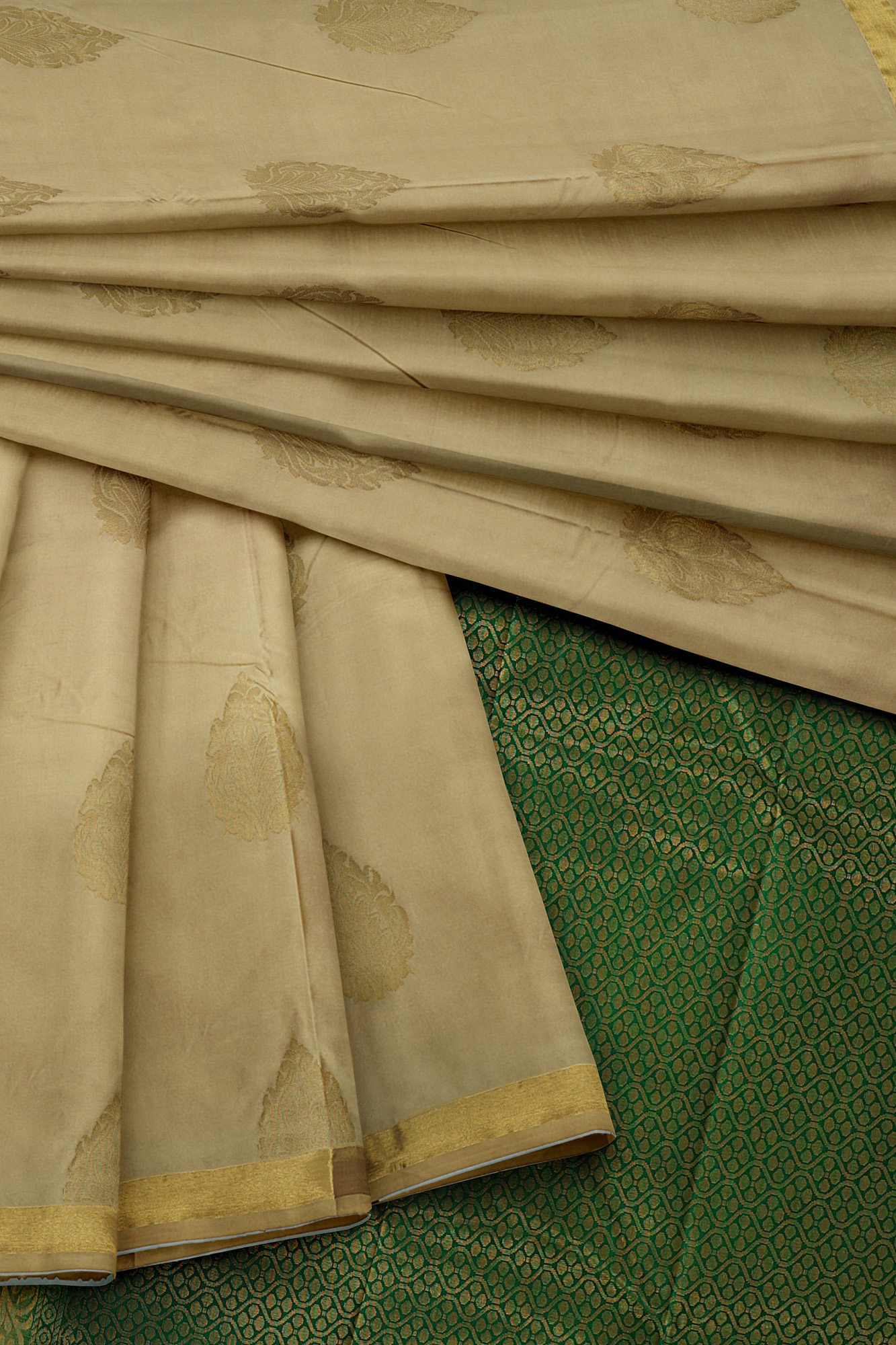 sri kumaran stores soft silk half white saree with golden border 5