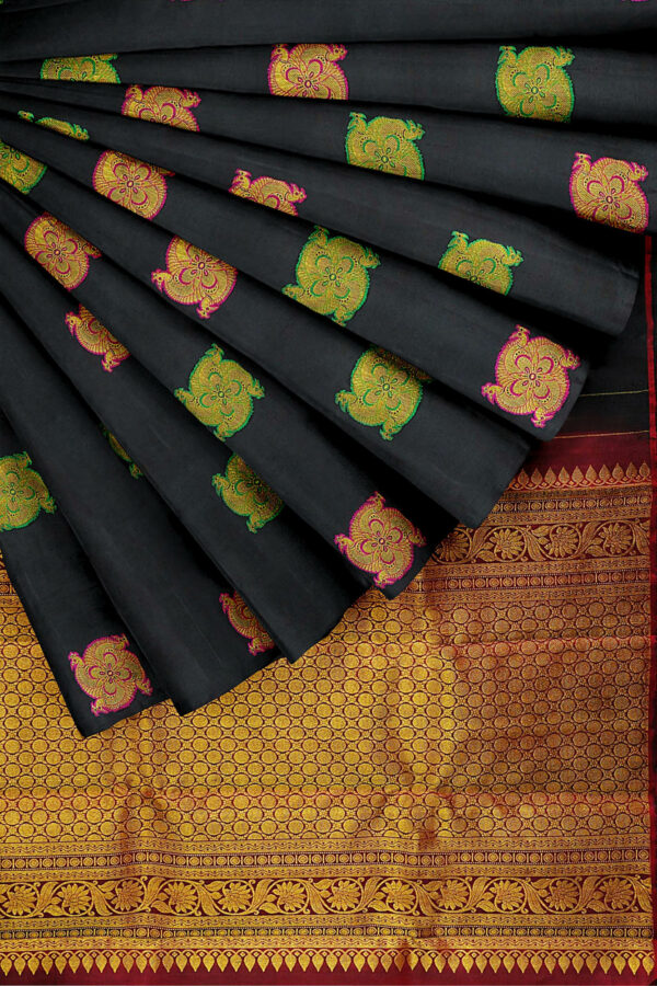 sri kumaran stores kanchipuram silk saree black saree with golden black border 4