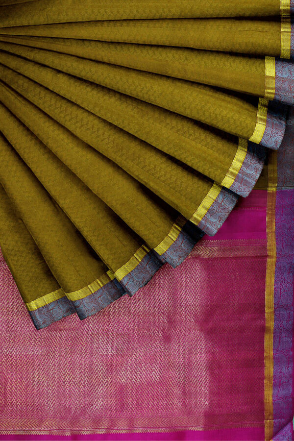 sri kumaran stores kanchipuram silk saree dark green saree with golden purple border 4