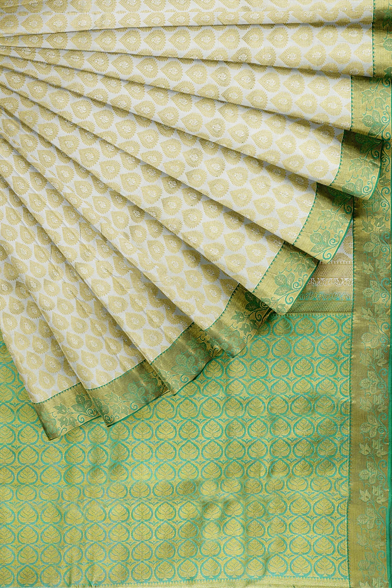 sri kumaran stores kanchipuram silk saree half white saree with golden green border 4