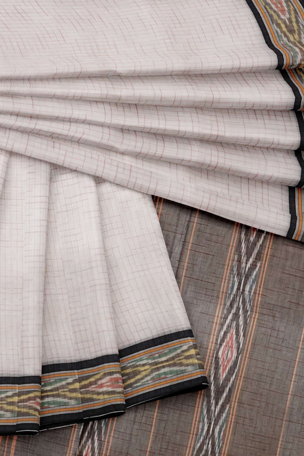 sri kumaran stores pochampalli saree white saree with orange and black border 4