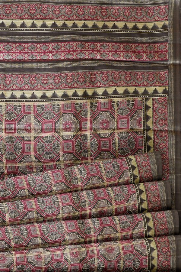 sri kumaran stores chentheri printed saree ash and magenta color intricate design saree 5