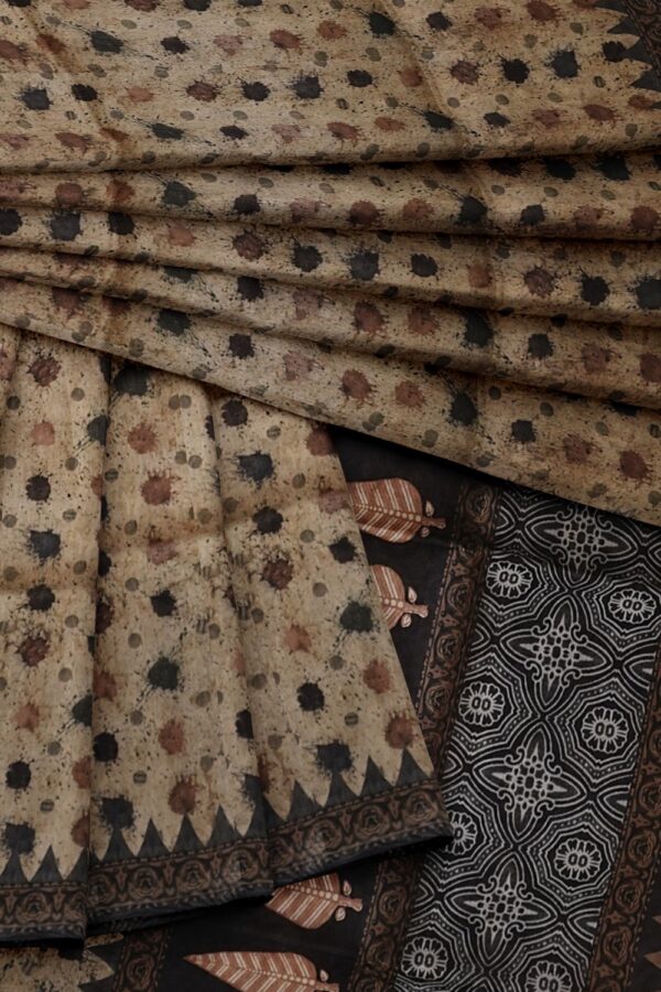 sri kumaran stores semi raw silk saree paint splatter pattern bisque color saree with black border and pallu 4