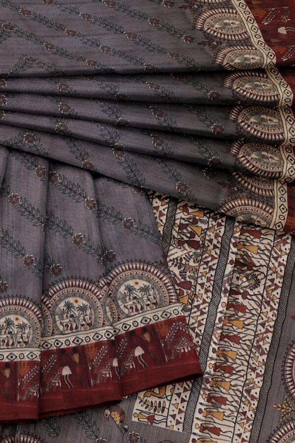 sri kumaran stores semi raw silk saree slate gray color saree with warli print border and pallu 4