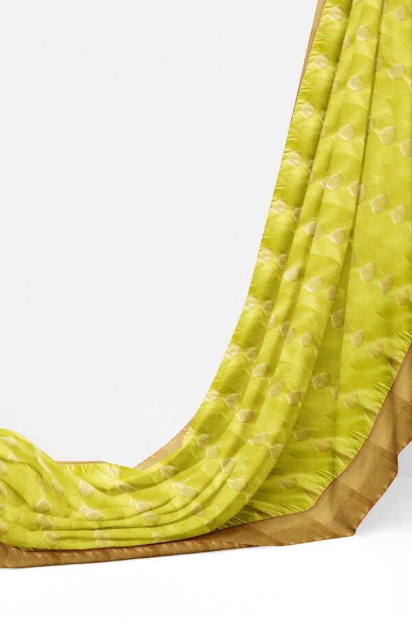 sri kumaran stores soft silk saree lime green saree with bubblegum pink pallu 3