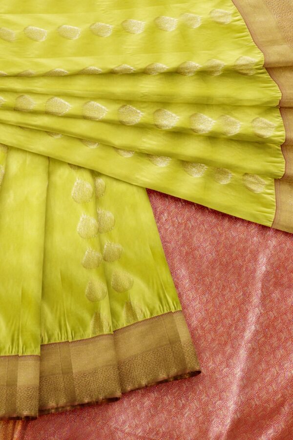 sri kumaran stores soft silk saree lime green saree with bubblegum pink pallu 4